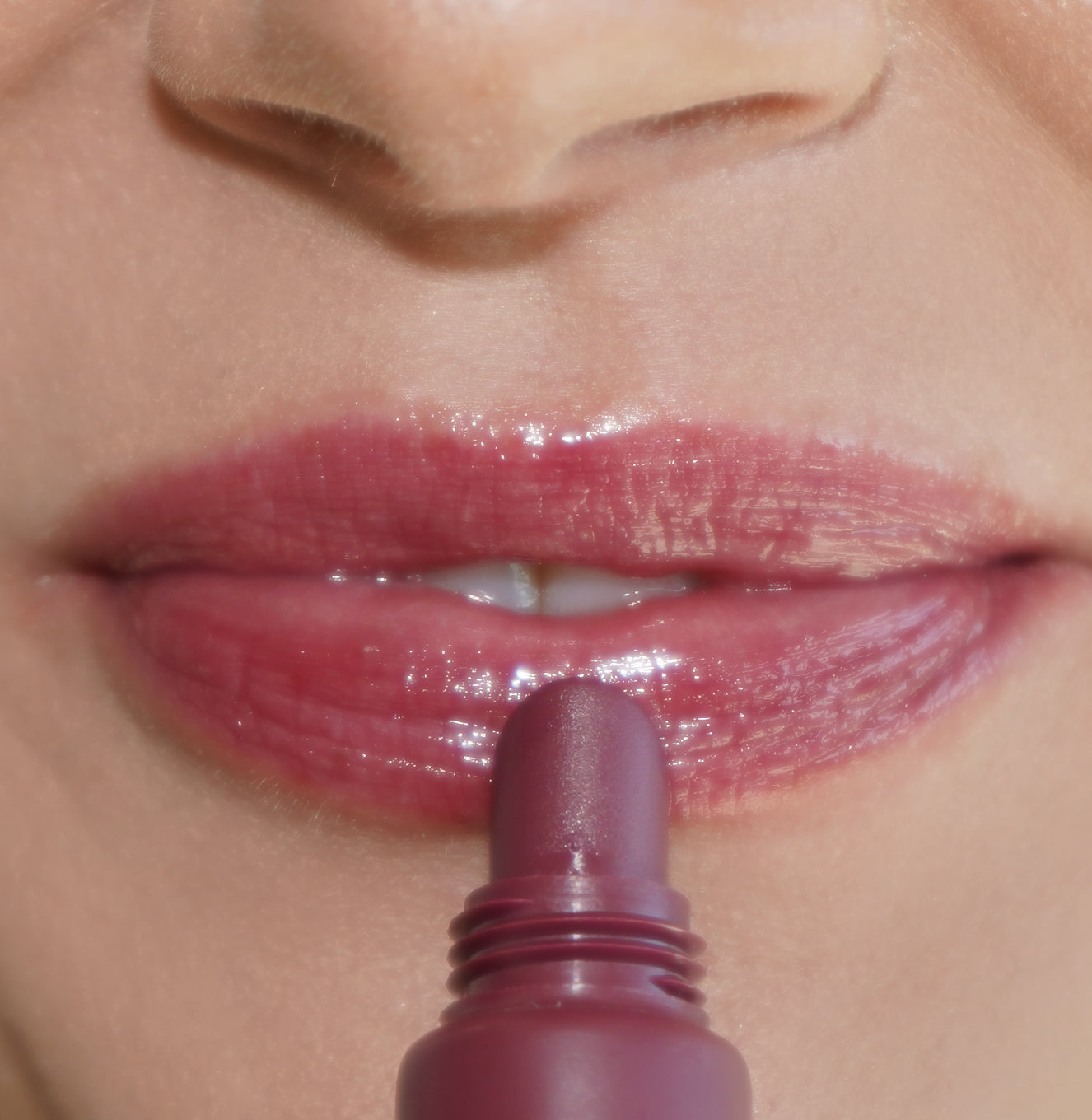 3-SLTR_PDP_LipOilBalm_ModelMacro_Acai_3000x.jpg